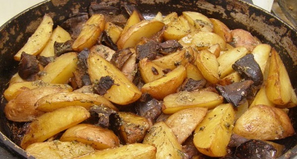 Картошка с грибами на сковороде со сметаной рецепт с фото пошагово