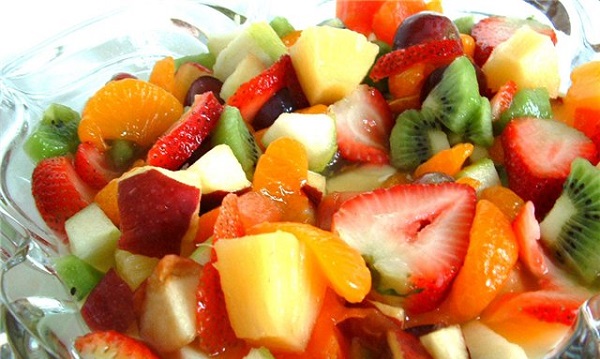 Вкусный салат из овощей и фруктов