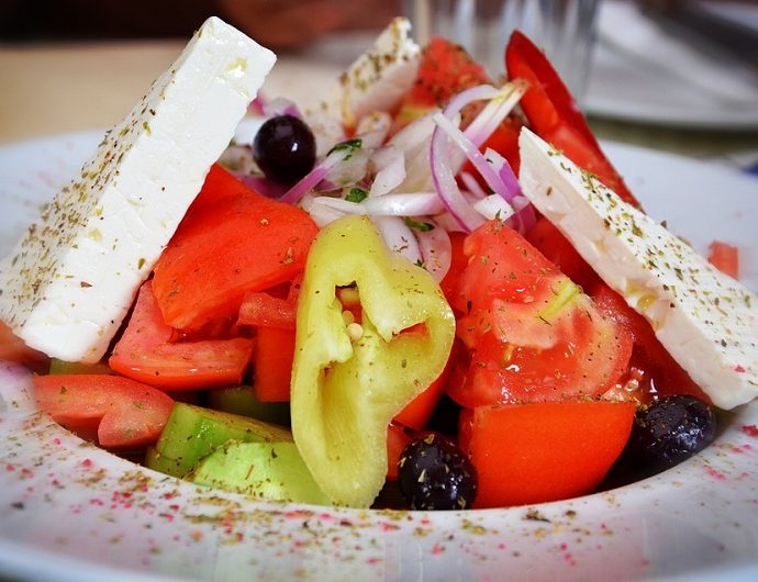 Легкий и ароматный греческий салат с фетой и оливками