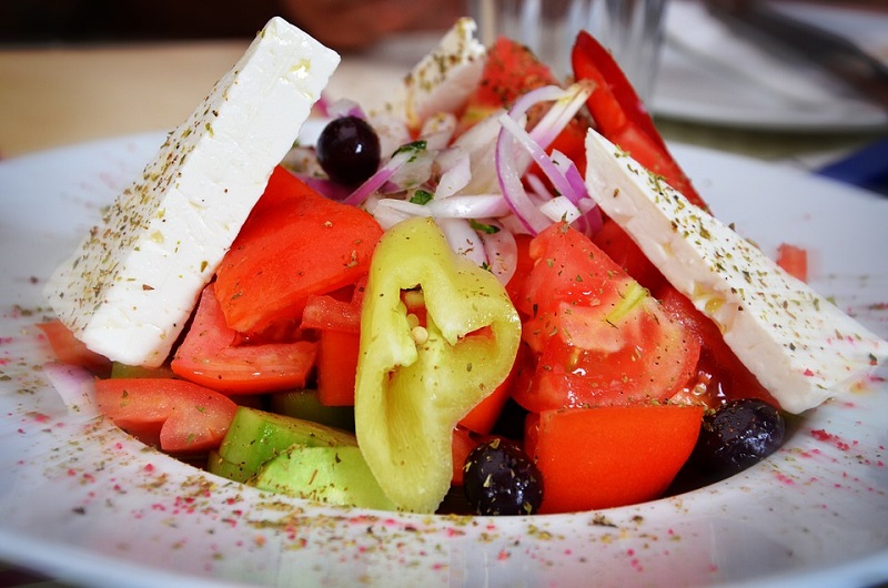 Легкий и ароматный греческий салат с фетой и оливками